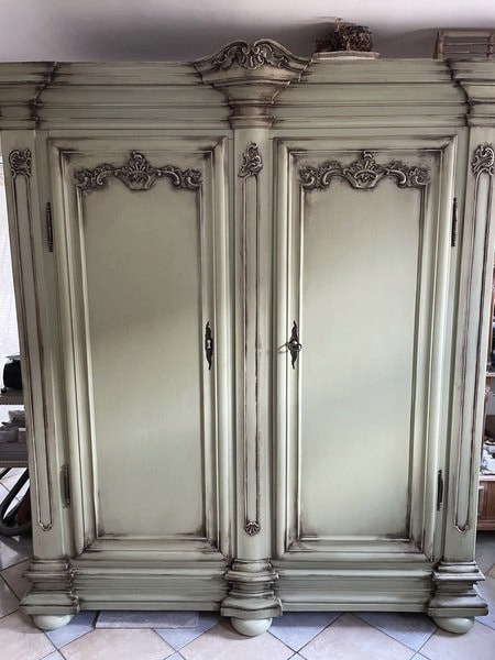 Kleiderschrank – Grau mit Ornamentfassung