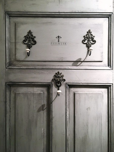 Türdetail – Grau mit Ornamenten